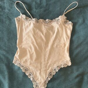 SKIMS FITS EVERYBODY CORDED LACE CAMI BODYSUIT, SIZE M